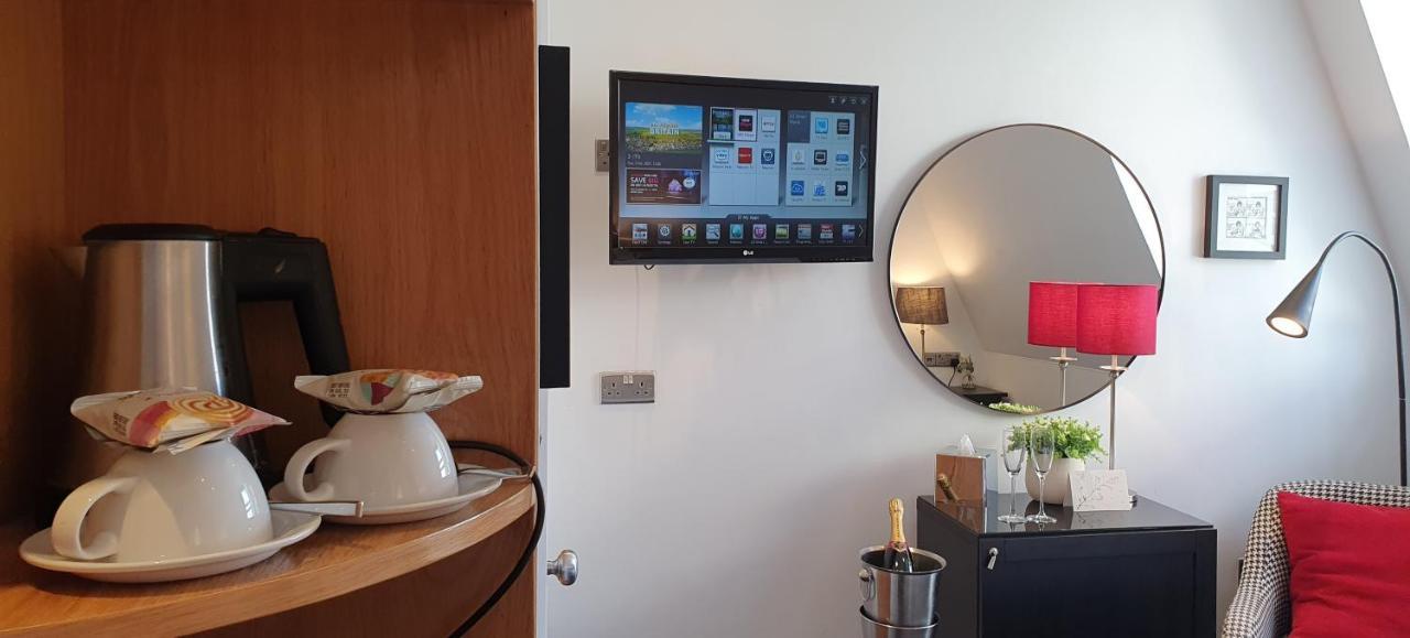A Room With A View Brighton Екстериор снимка A television with a built-in DVD player