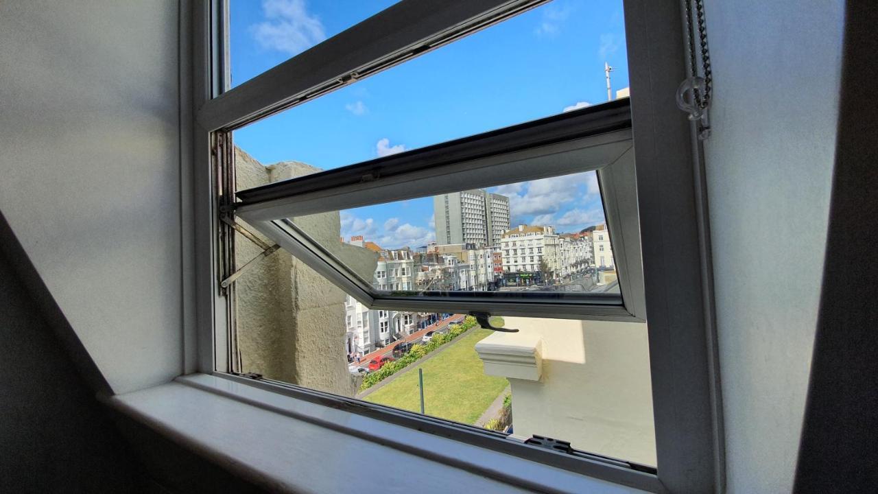 A Room With A View Brighton Екстериор снимка A fully open fully reversible window