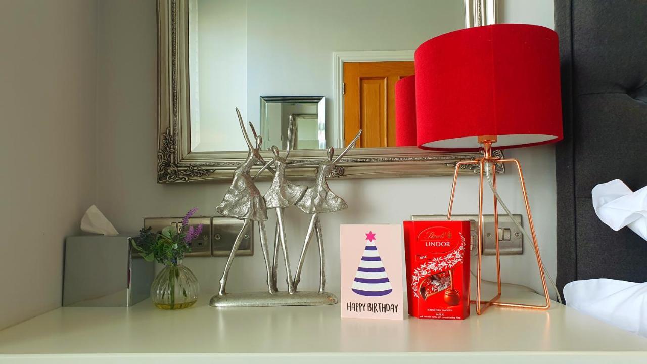 A Room With A View Brighton Екстериор снимка A Lindt Christmas tree
