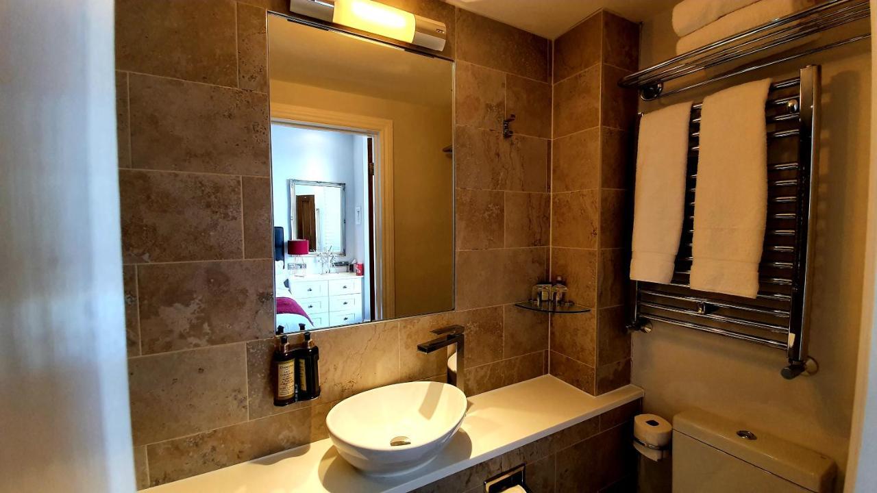 A Room With A View Brighton Екстериор снимка Bathroom mirror