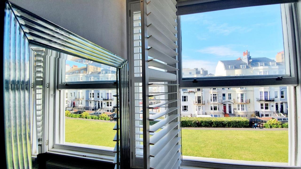 A Room With A View Brighton Екстериор снимка A window with louvres