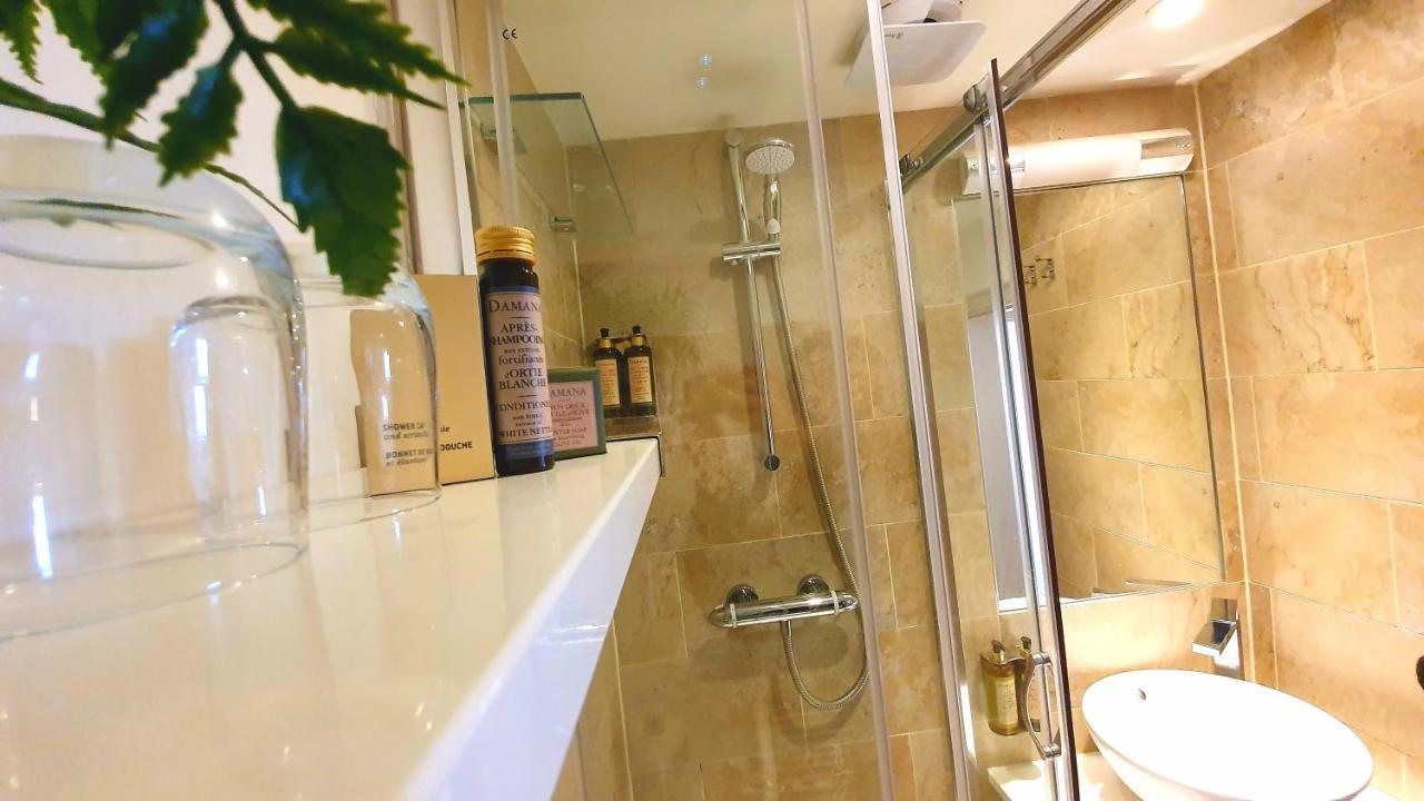 A Room With A View Brighton Екстериор снимка A shower with a sliding door
