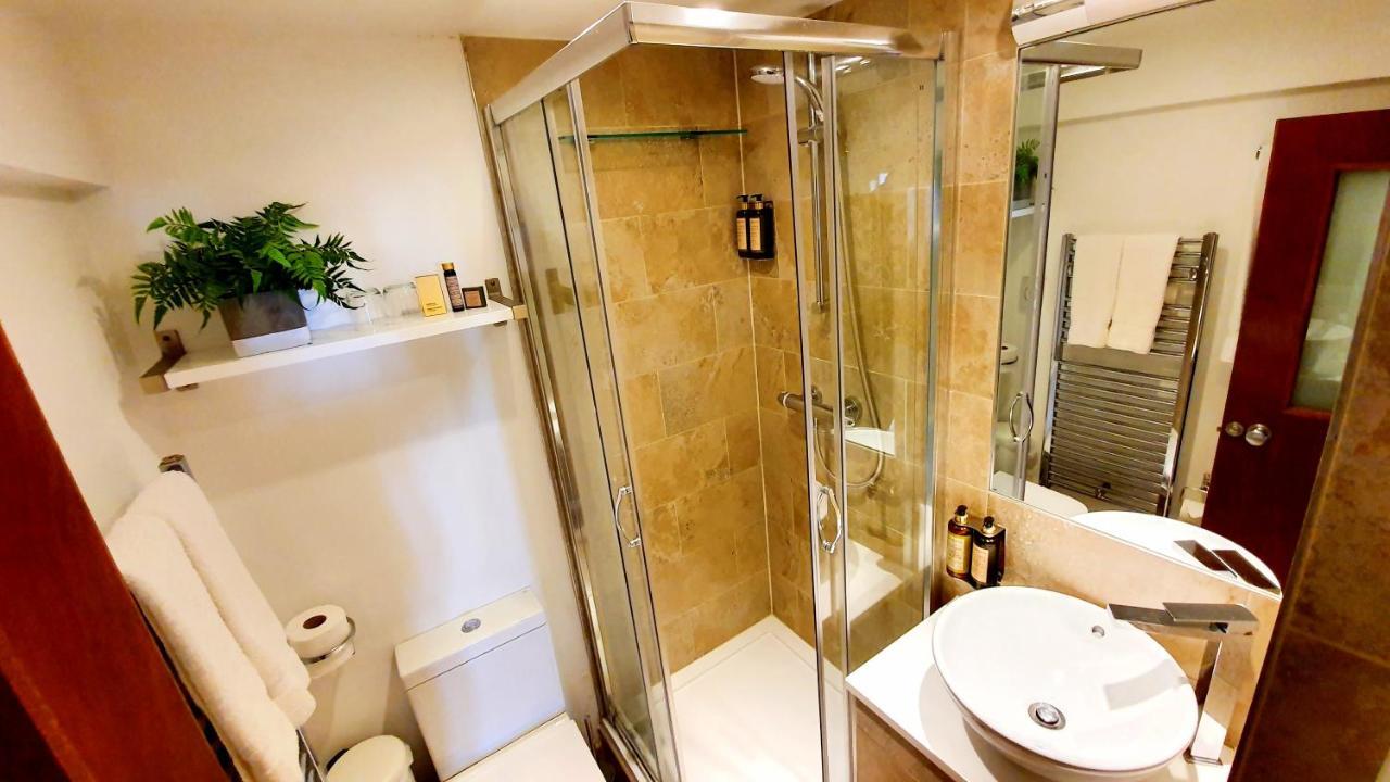 A Room With A View Brighton Екстериор снимка A shower cubicle