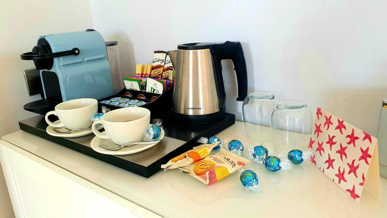 A Room With A View Brighton Екстериор снимка A kettle in a hotel room