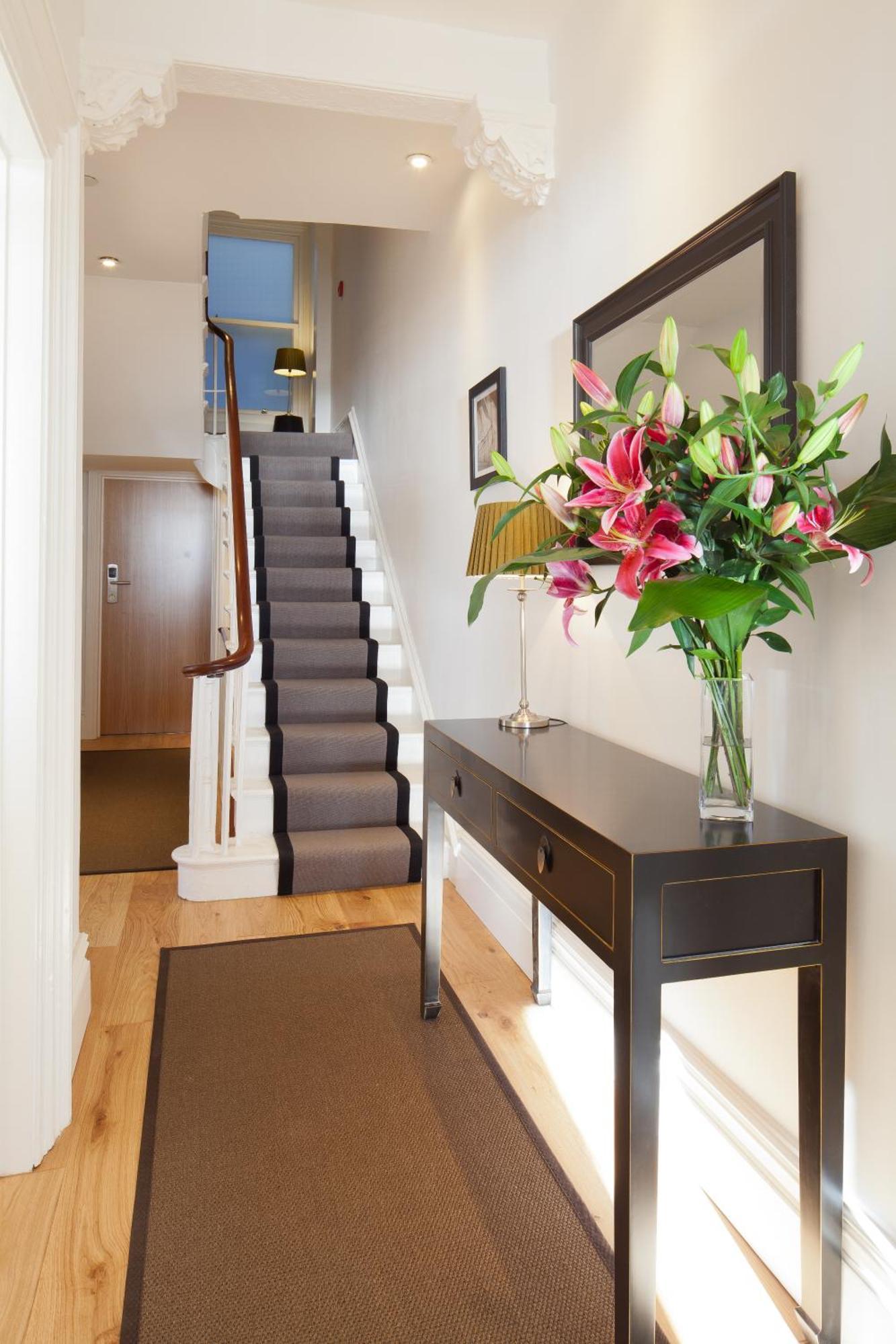A Room With A View Brighton Екстериор снимка A modern console table