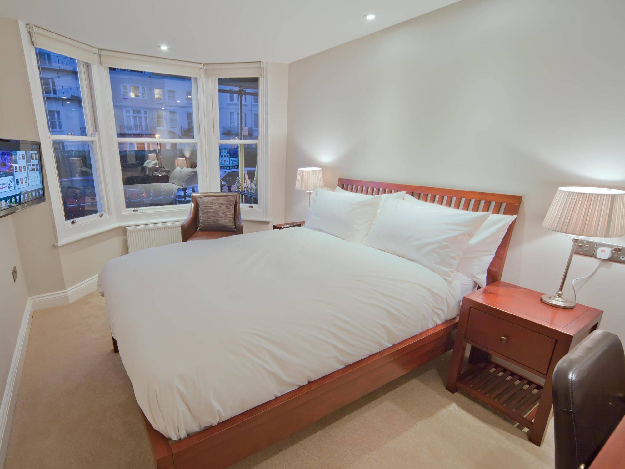 A Room With A View Brighton Екстериор снимка A bedroom in a serviced apartment in London